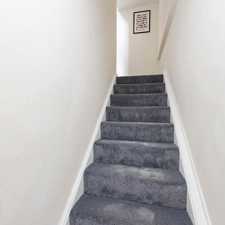 2 Bedroom Apartment On Peebles High Street Экстерьер фото