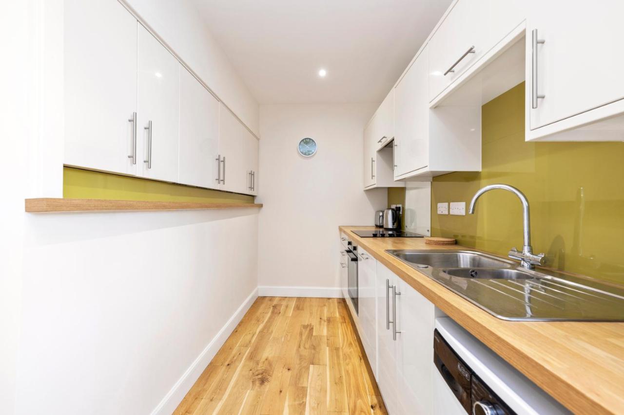 2 Bedroom Apartment On Peebles High Street Экстерьер фото