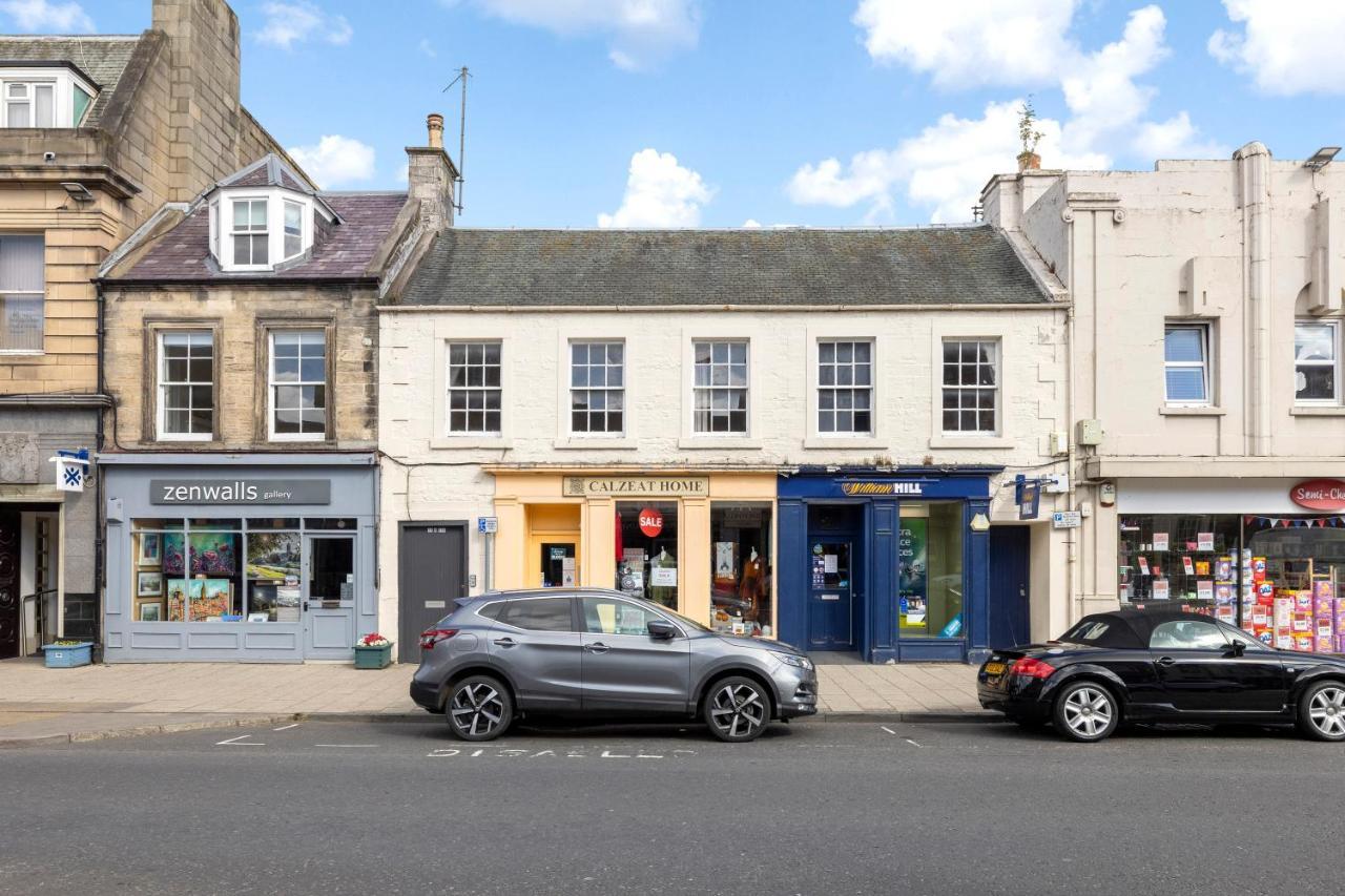 2 Bedroom Apartment On Peebles High Street Экстерьер фото