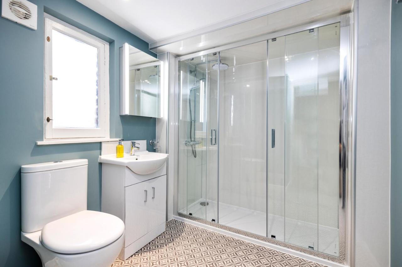 2 Bedroom Apartment On Peebles High Street Экстерьер фото