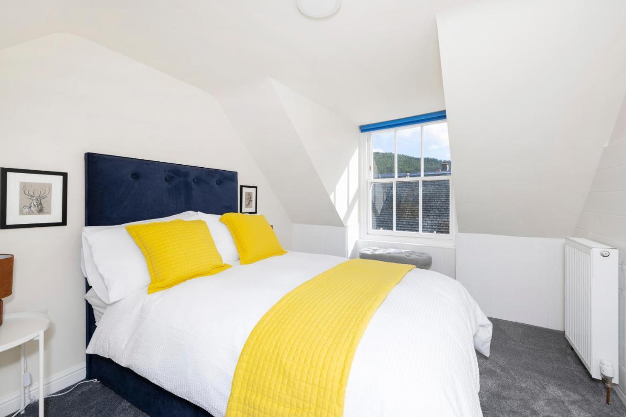 2 Bedroom Apartment On Peebles High Street Экстерьер фото