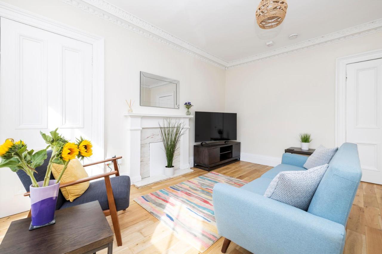 2 Bedroom Apartment On Peebles High Street Экстерьер фото