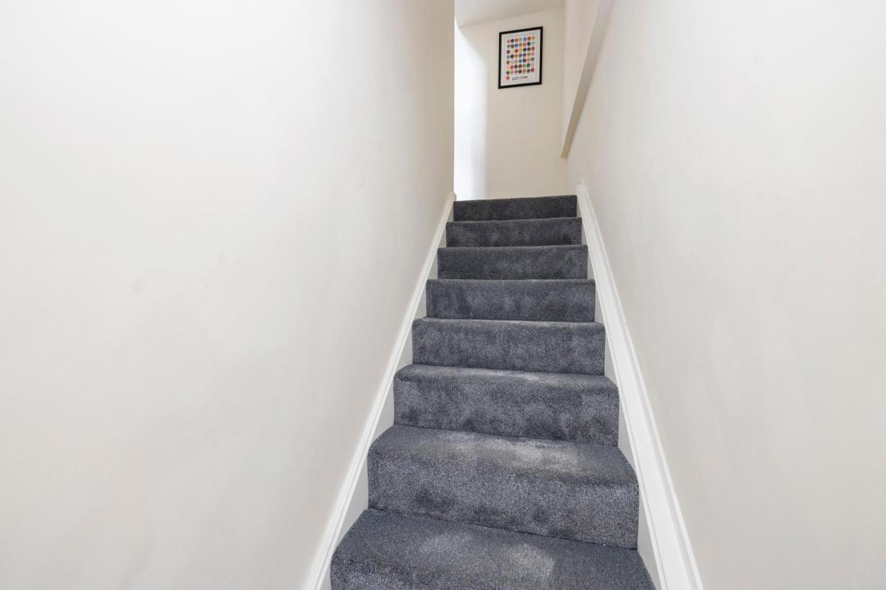2 Bedroom Apartment On Peebles High Street Экстерьер фото
