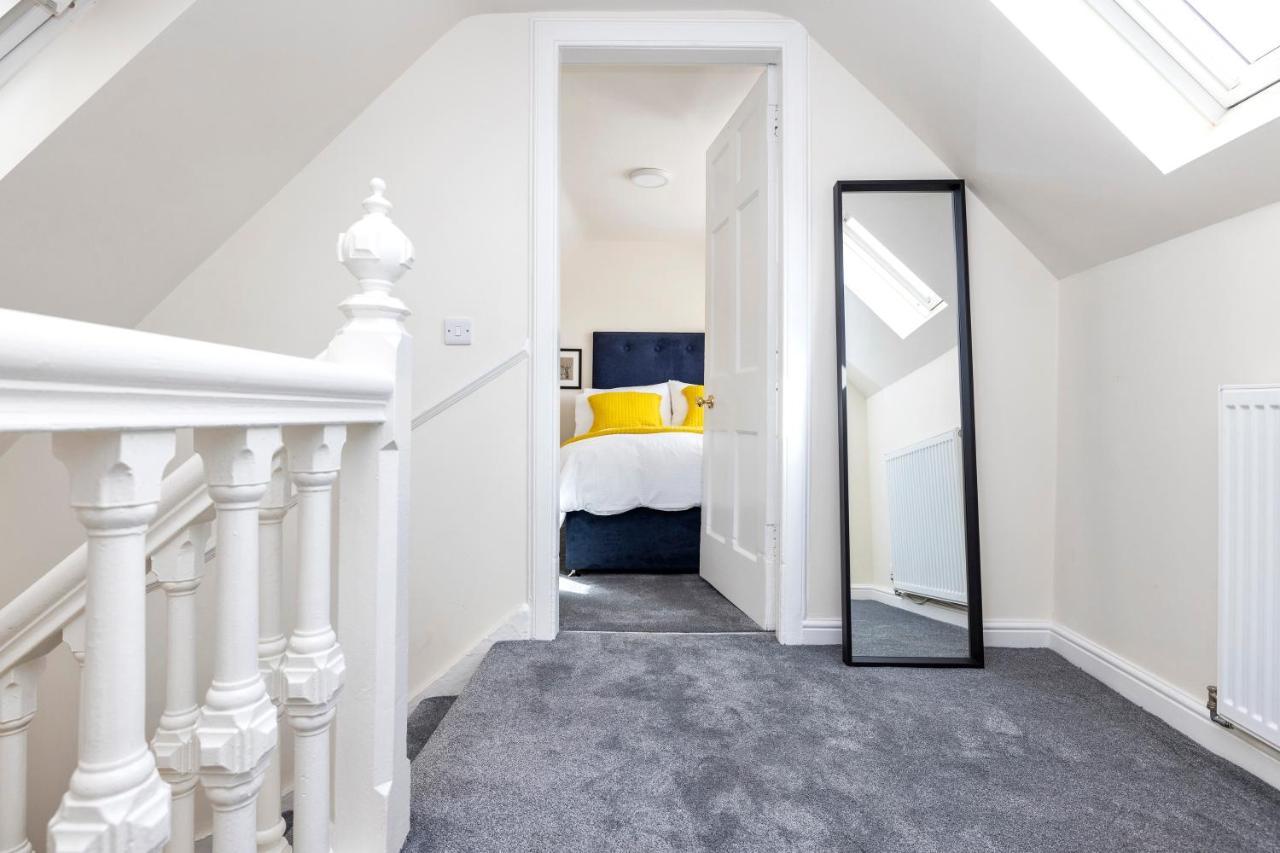 2 Bedroom Apartment On Peebles High Street Экстерьер фото